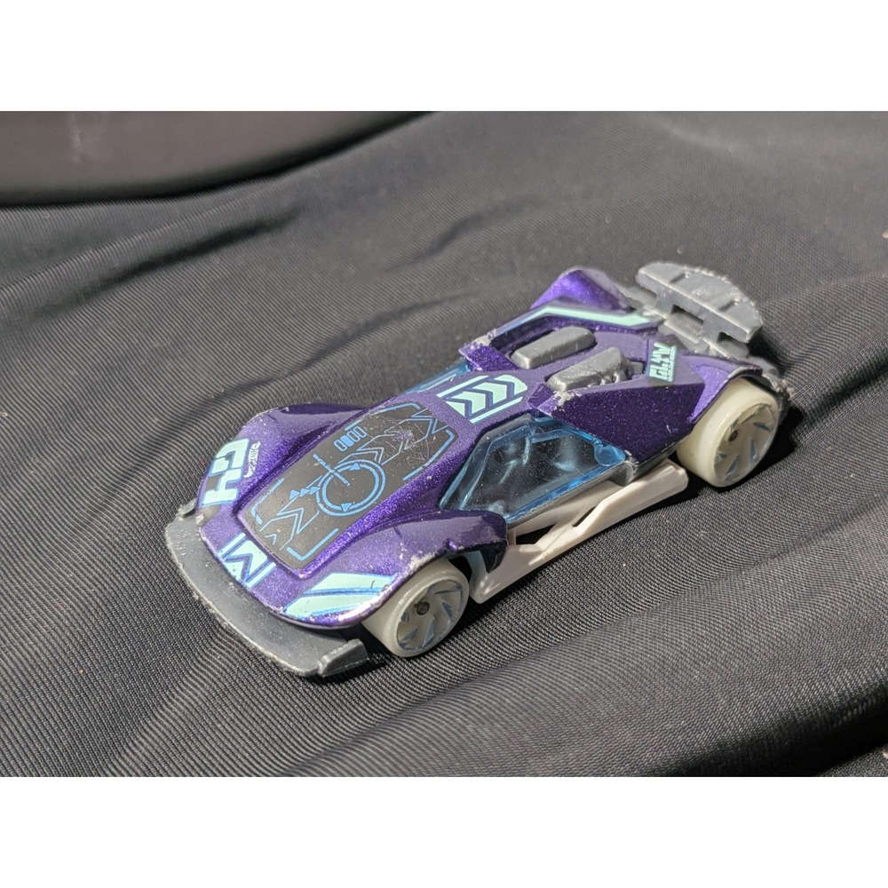 Hot Wheels Cyber Speeder diecast race car!‎ Features metallic purple body